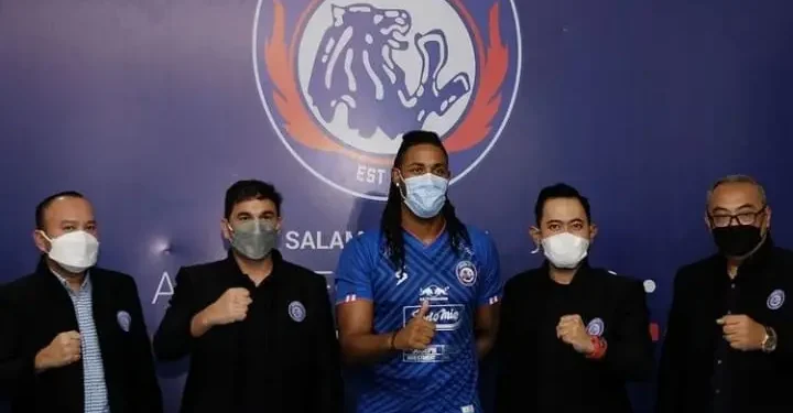 Manager Arema FC mundur.