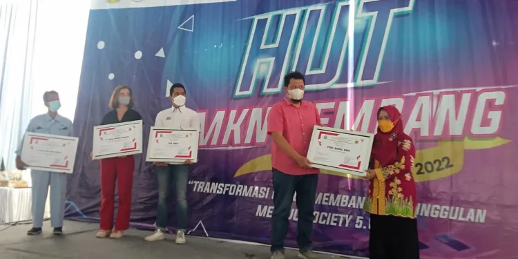 Tugu Media - Pada HUT SMKN Rembang Pasuruan, Tugu Media Group Terima Penghargaan