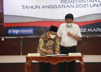 Wali Kota Malang, Sutiaji, saat menandatangani berita acara penyerahan Laporan Keuangan Pemerintah Daerah (LKPD) Tahun Anggaran 2021 Unaudited kepada Badan Pemeriksa Keuangan (BPK) Jawa Timur