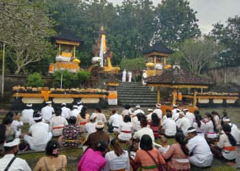 Umat Hindu menjalani upacara Tawur Kasanga di Pura Luhur Dwijawarsa Kota Malang
