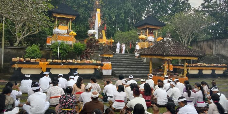 Umat Hindu menjalani upacara Tawur Kasanga di Pura Luhur Dwijawarsa Kota Malang