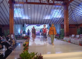 Penampilan produk designer Kota Malang dalam ajang Youth Moslem Fashion Style 2022 di Taman Krida Budaya, Kota Malang (M Sholeh)