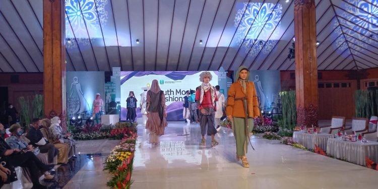 Penampilan produk designer Kota Malang dalam ajang Youth Moslem Fashion Style 2022 di Taman Krida Budaya, Kota Malang (M Sholeh)
