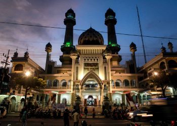 Shalat tarawih di Masjid Agung Kota Malang