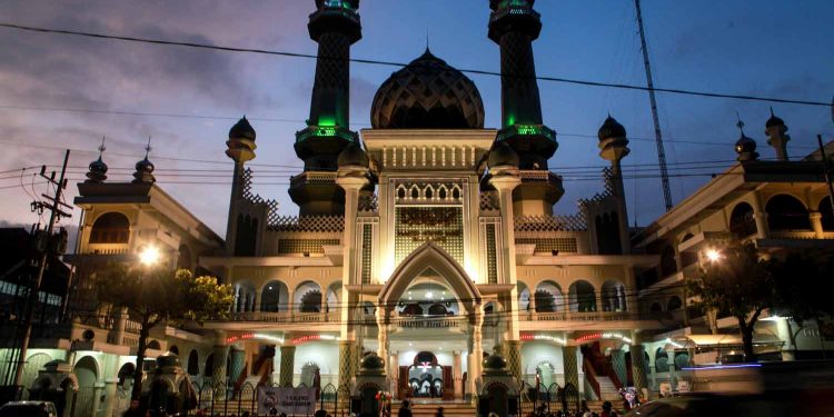 Shalat tarawih di Masjid Agung Kota Malang
