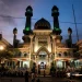 Shalat tarawih di Masjid Agung Kota Malang