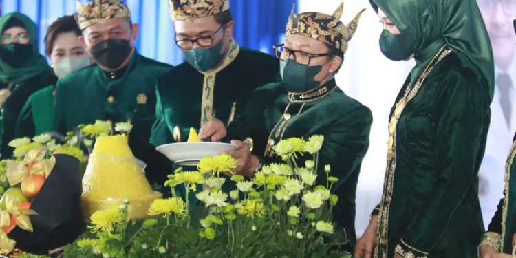 Prosesi pemotongan tumpeng oleh Wali Kota Malang, Sutiaji. Foto: dok