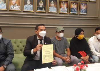 F (40) didampingi oleh kuasa hukumnya, Hatarto Pakpahan saat melakukan klarifikasi di Mapolres Malang, pada Jumat (1/4/2022). Foto: Aisyah Nawangsari