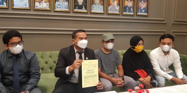 F (40) didampingi oleh kuasa hukumnya, Hatarto Pakpahan saat melakukan klarifikasi di Mapolres Malang, pada Jumat (1/4/2022). Foto: Aisyah Nawangsari