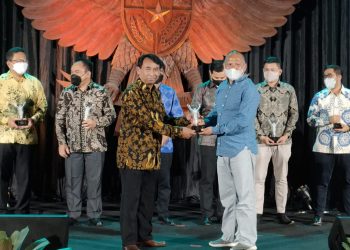 Penyunting Majalah Komunikasi UM menerima Piala InMA tahun 2022 dari pengurus SPS di Jogja Museum Nasional. Foto: dok