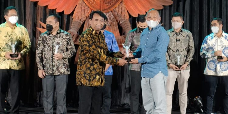 Penyunting Majalah Komunikasi UM menerima Piala InMA tahun 2022 dari pengurus SPS di Jogja Museum Nasional. Foto: dok