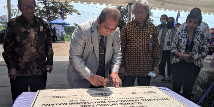 Penandatangan prasasti sebagai simbol peresmian Scince Techno Park oleh Kepala LLDIKTI Wilayah VII Jawa Timur, Prof Dr Ir Suprapto DEA, pada Jumat (01/04/2022). Foto: Maria Diana