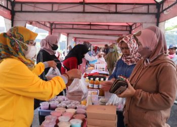 Transaksi jual beli di Pasar Ramadhan Desa Ampeldento. Foto: Humas Pemkab Malang
