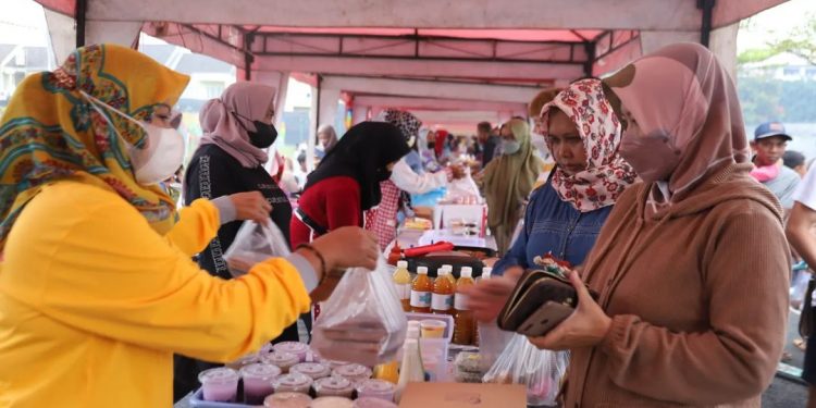 Transaksi jual beli di Pasar Ramadhan Desa Ampeldento. Foto: Humas Pemkab Malang