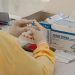 Vaksinator menyiapkan vaksin booster di Kota Malang. Foto: M Sholeh