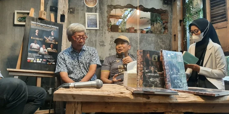 Wakil Bupati Malang, Didik Gatot Subroto (tengah) dan penulis buku Absolute Coffee, Prawoto Indarto (kiri) saat acara bedah buku di Roewang Tamoe Coffee, pada Rabu (6/4/2022). Foto: Humas Pemkab Malang