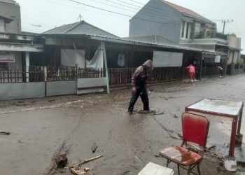 rumah terendam banjir akibat meluapkan kali paron