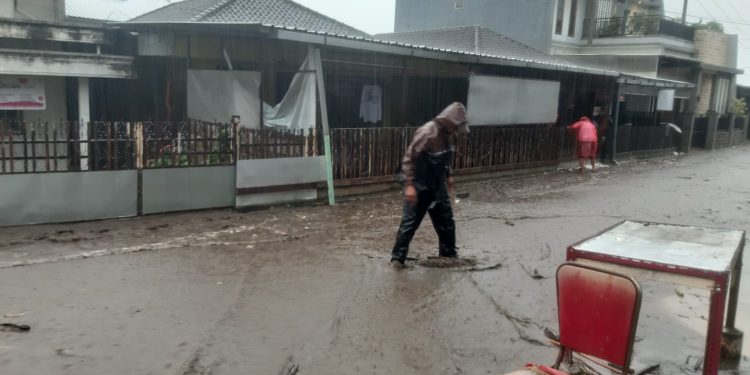 rumah terendam banjir akibat meluapkan kali paron
