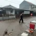 rumah terendam banjir akibat meluapkan kali paron