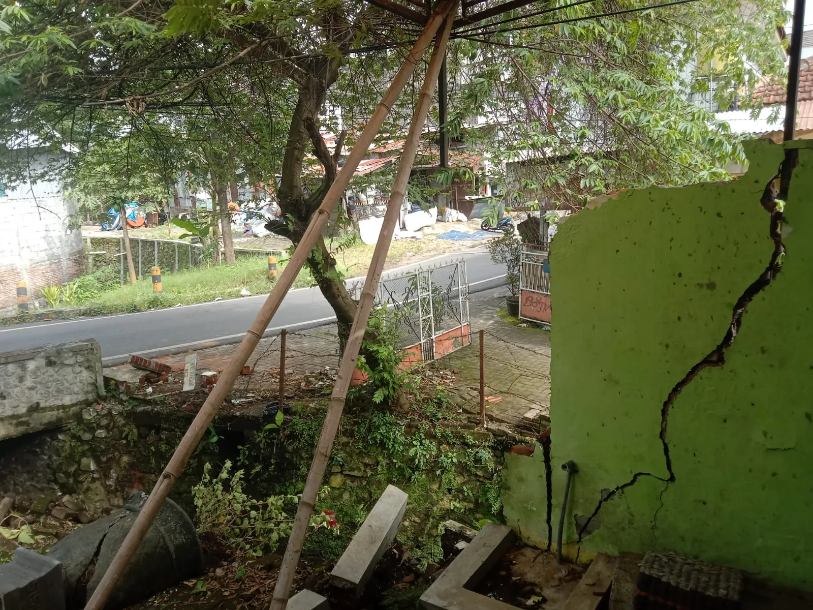 tembok smpn 11 kota malang ambrol