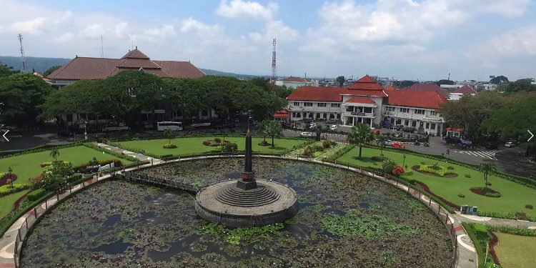 Alun-alun Tugu Kota Malang.
