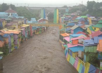 Kondisi kampung warna warni saat hujan deras