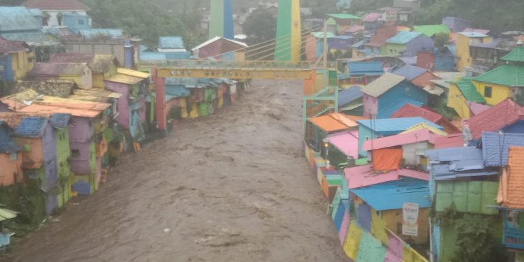 Kondisi kampung warna warni saat hujan deras