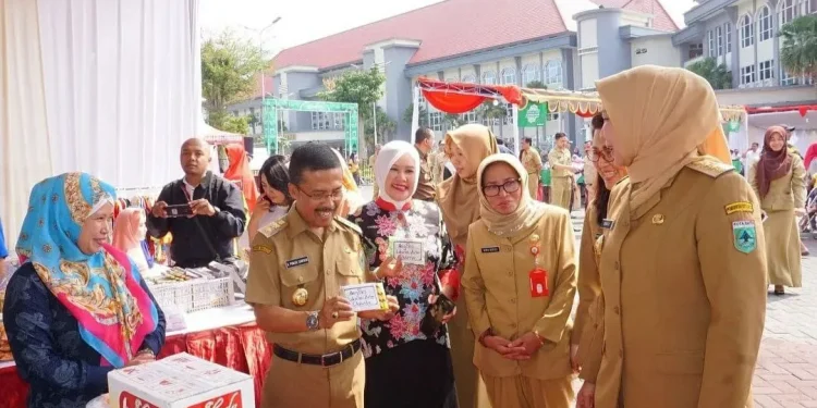 Berburu Sembako di pasar murah ramadan Kota Batu