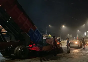 Perbaikan jalan di kota Malang dikebut siang malam.