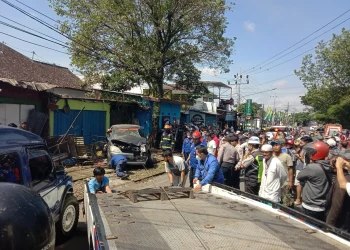 Mobil Innova Terseret Kereta Api BBM dievakuasi