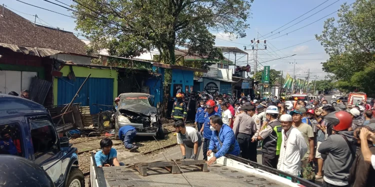Mobil Innova Terseret Kereta Api BBM dievakuasi