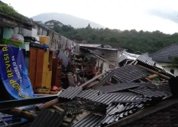 Bangunan diterjang Angin kencang di Kota Batu
