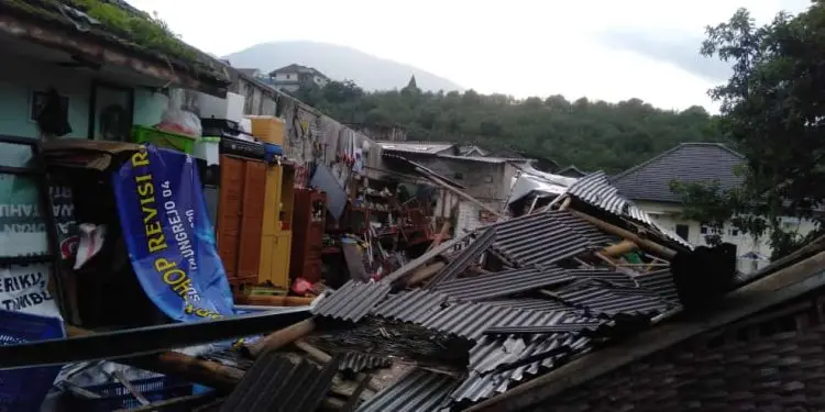 Bangunan diterjang Angin kencang di Kota Batu