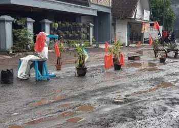 Sering terjadi kecelakaan, warga perbaiki jalan rusak secara gotong royong