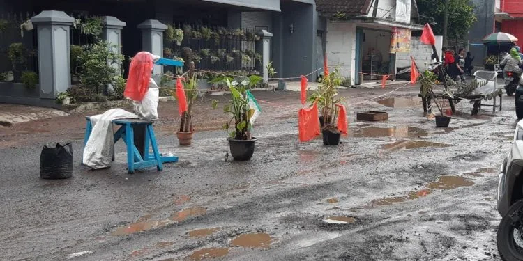 Sering terjadi kecelakaan, warga perbaiki jalan rusak secara gotong royong