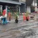 Sering terjadi kecelakaan, warga perbaiki jalan rusak secara gotong royong