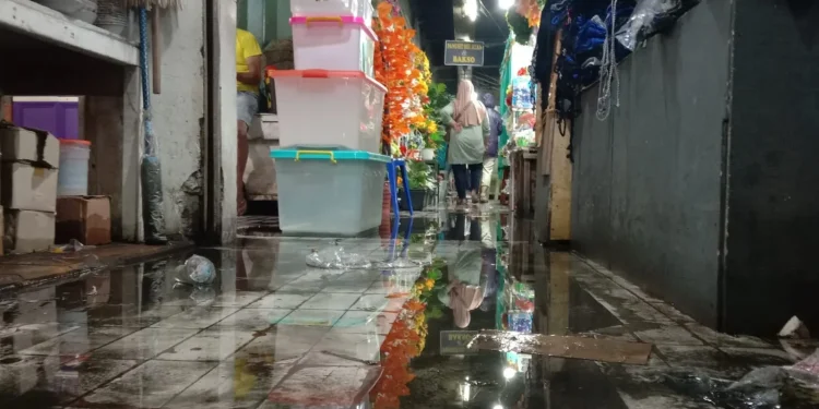Lapak pedagang Pasar Besar Kota Malang Kebanjiran