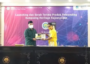 LPPM UM serahkan produk rebranding Kampoeng heritage kajoetangan sebagai kampung wisata