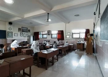 Guru Mengajar di Kelas