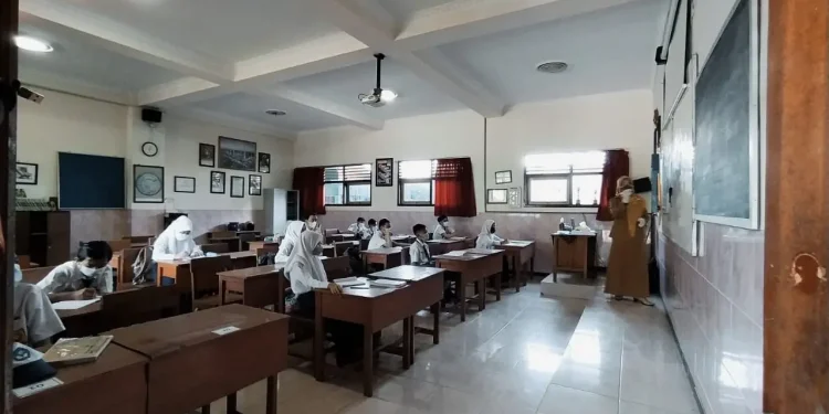 Guru Mengajar di Kelas