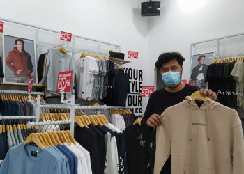 Assisten Head Promotion 3Second, Andre Tian Pratama menunjukkan sejumlah koleksi brand di gerai baru di Jalan Diponegoro 84 Kota Batu, Jawa Timur. Foto/Azmy