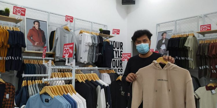 Assisten Head Promotion 3Second, Andre Tian Pratama menunjukkan sejumlah koleksi brand di gerai baru di Jalan Diponegoro 84 Kota Batu, Jawa Timur. Foto/Azmy