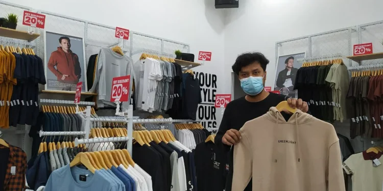 Assisten Head Promotion 3Second, Andre Tian Pratama menunjukkan sejumlah koleksi brand di gerai baru di Jalan Diponegoro 84 Kota Batu, Jawa Timur. Foto/Azmy