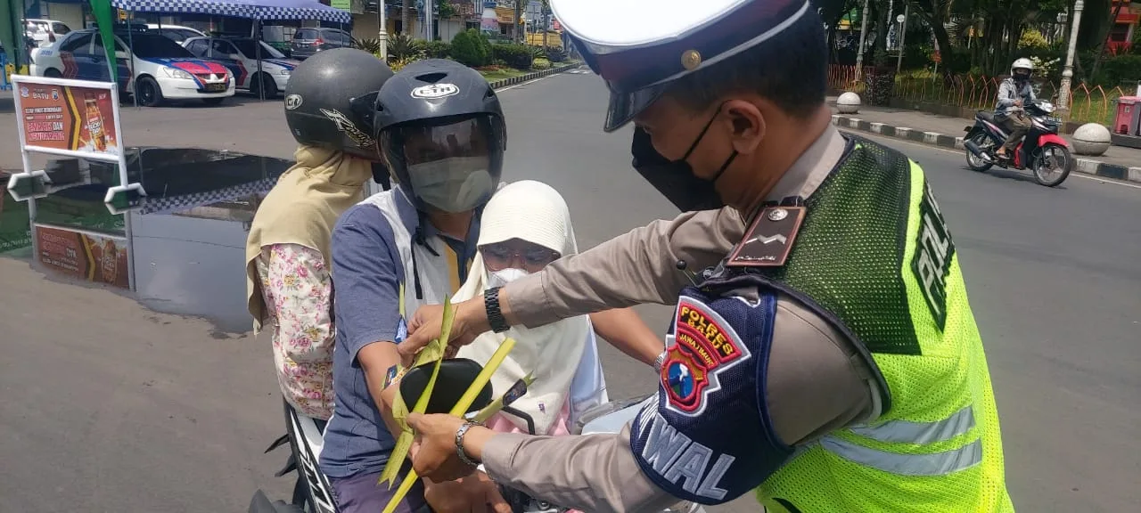 POlisi Kota Batu Tempelkan tanda pada pelanggar