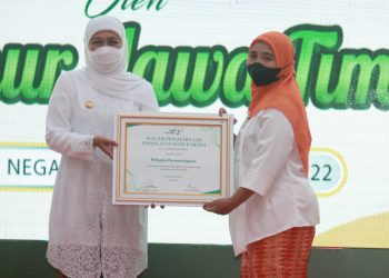 Gebernur Jatim meyampaikan piagam padaPrihatini Purwaningtyas, perempuan asal Sukun, Kota Malang