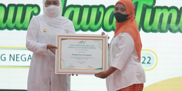 Gebernur Jatim meyampaikan piagam padaPrihatini Purwaningtyas, perempuan asal Sukun, Kota Malang