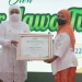 Gebernur Jatim meyampaikan piagam padaPrihatini Purwaningtyas, perempuan asal Sukun, Kota Malang