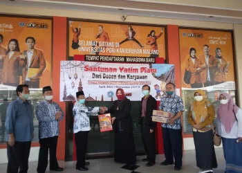 Unikama beri santunan ke anak yatim