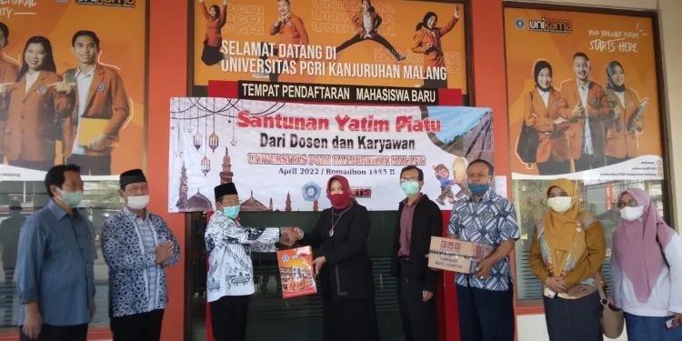 Unikama beri santunan ke anak yatim