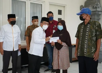 Baznas kota batu salurkan bantuan pada fakir miskin